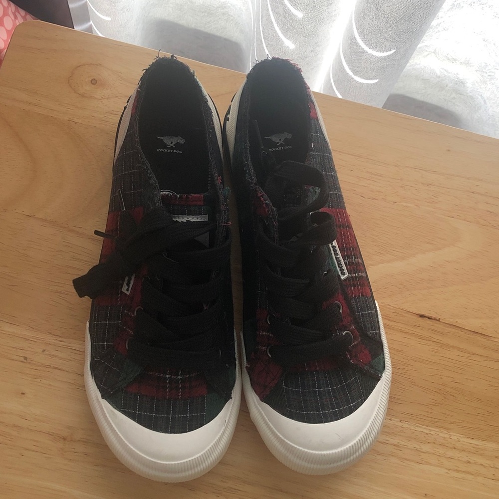 NWOT Rocket Dog Black Red Green Plaid Size 8 Sneaker Shoes - Picture 2 of 8